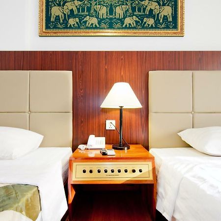 Diamond Hotel Phnom Penh Bagian luar foto
