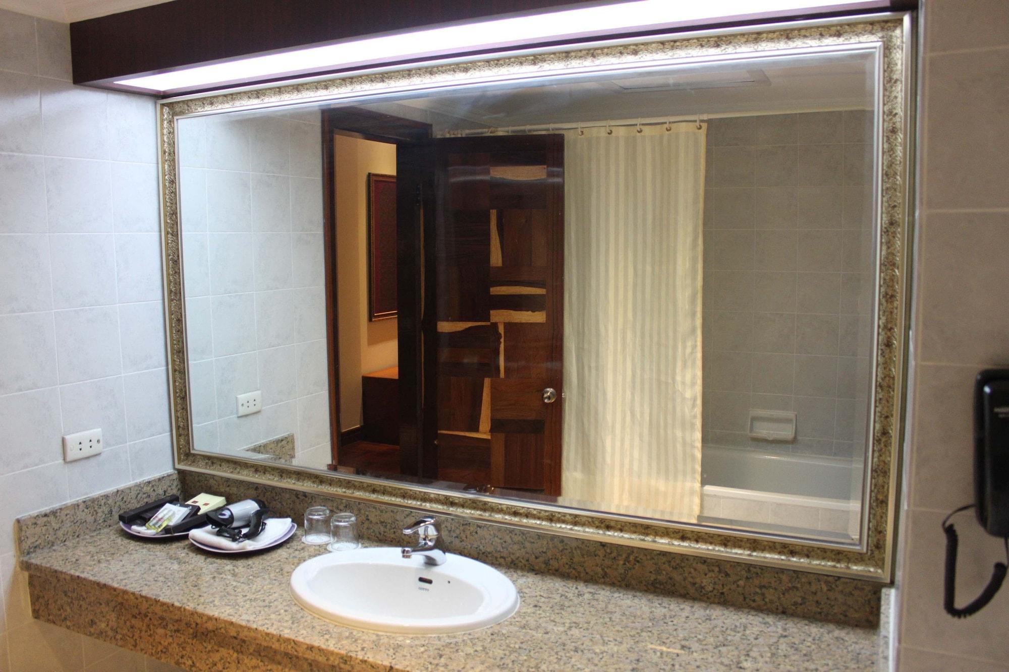 Diamond Hotel Phnom Penh Bagian luar foto