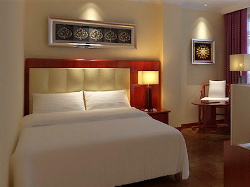 Diamond Hotel Phnom Penh Bagian luar foto