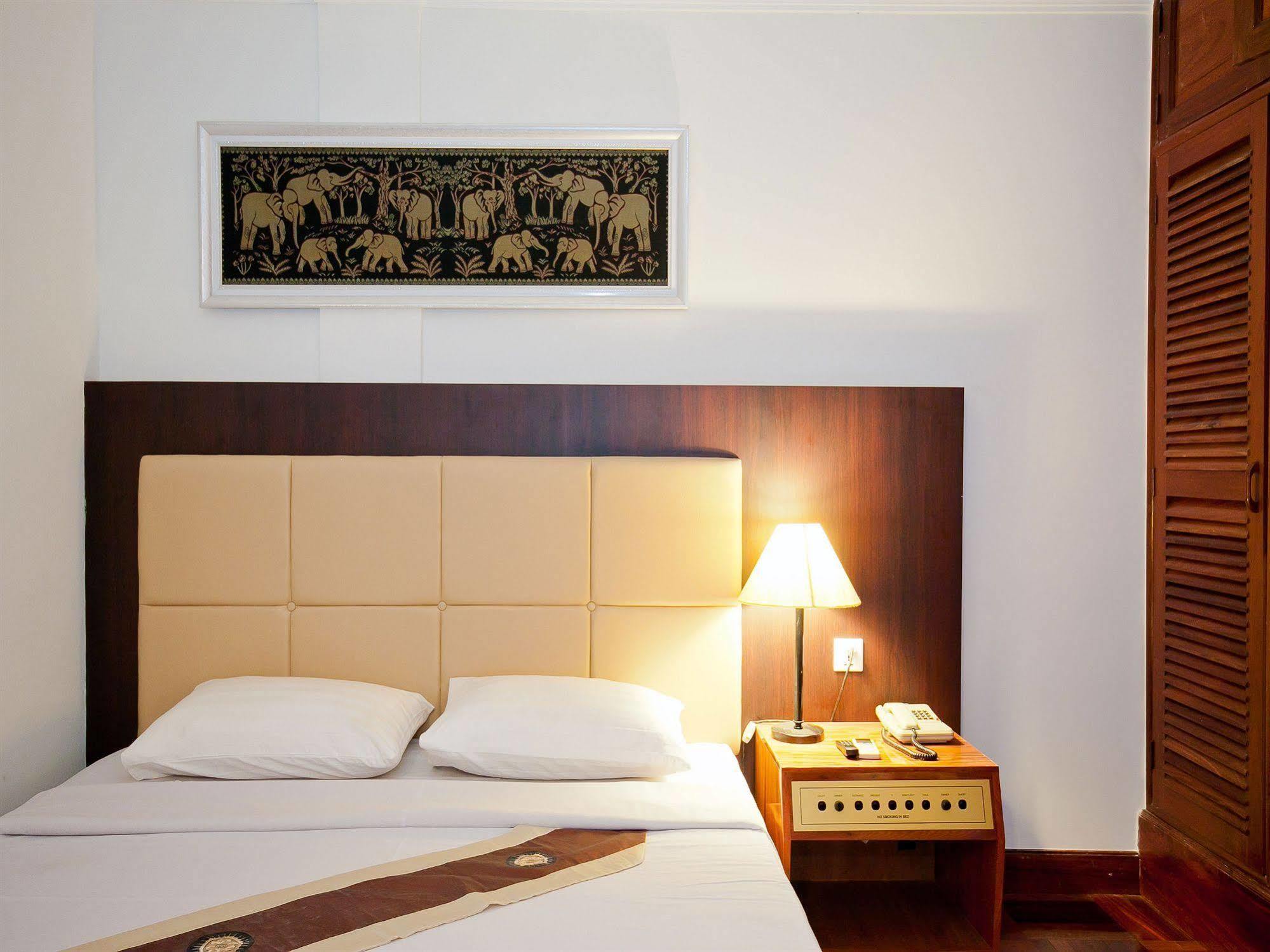 Diamond Hotel Phnom Penh Bagian luar foto