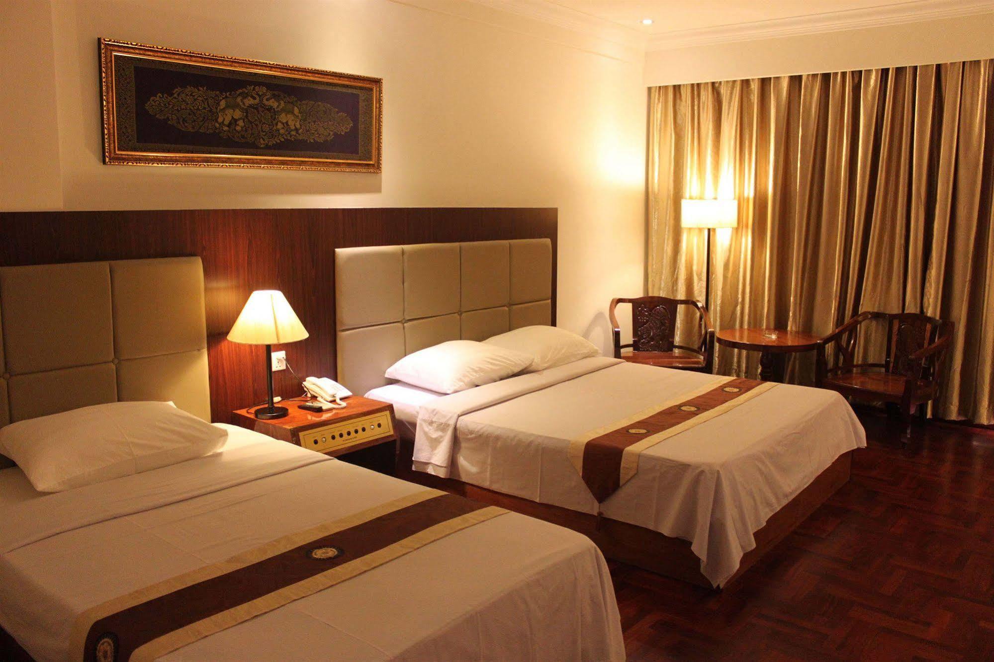 Diamond Hotel Phnom Penh Bagian luar foto