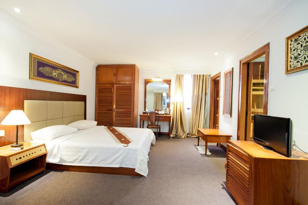 Diamond Hotel Phnom Penh Bagian luar foto