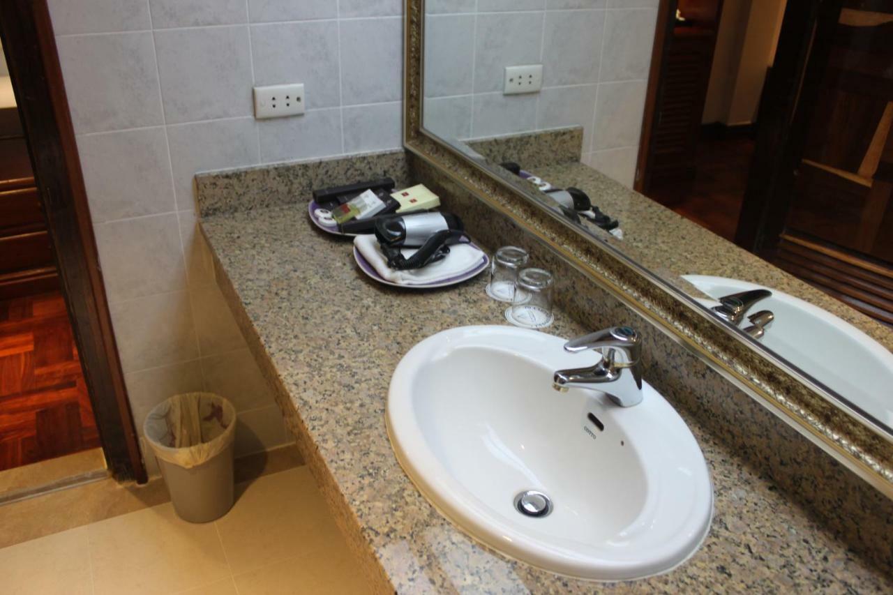 Diamond Hotel Phnom Penh Bagian luar foto