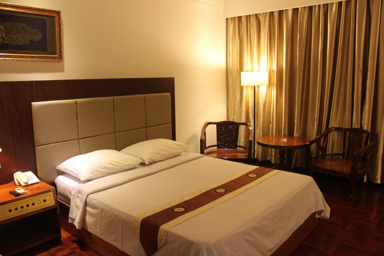 Diamond Hotel Phnom Penh Bagian luar foto