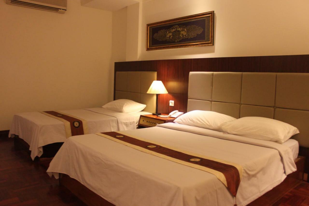 Diamond Hotel Phnom Penh Bagian luar foto